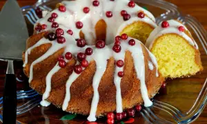 En saftig sockerkaka med vit glasyr och röda lingon. Perfekt för fika, dessa mjuka kakor ser underbara ut.