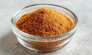 En skål med hemmagjord tacokrydda, perfekt för ditt nästa tacorecept.