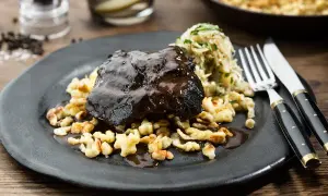 En mustig oxkind med en härlig sås, serverad med knödel och en krispig sallad. Ett perfekt oxkind recept för en fin middag.