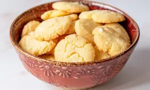En skål fylld med hembakade hallongrottor. Perfekt för fika, här är ett enkelt hallongrottor recept.
