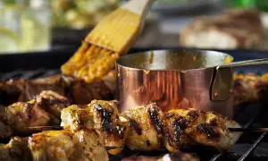 Grillspett med kyckling penslas med en gyllene glaze. Här är några grill tips för saftiga spett!