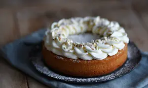 En kladdkaka med semla-inspirerad gräddkrans och hackade nötter. En dröm för alla fikasugna!