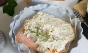 Lax med fetaost och crème fraiche, toppad med färsk timjan, serveras i en ugnsform. En härlig rätt för en mysig middag.