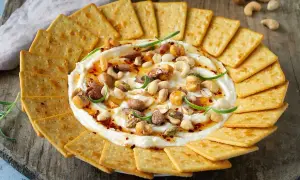 Krämig vispad fetaost med honung, nötter och chili, serverad med kex. En perfekt dipp för alla tillfällen.
