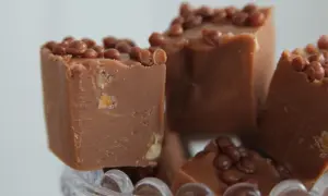 Chokladfudge med nötter och krispiga toppar, perfekt för ett enkelt fudge recept.