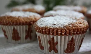 Pepparkaksmuffins recept: Nybakade muffins med pepparkakssmak, pudrade med florsocker och dekorerade med pepparkaksfigurer.