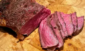 En saftig entrecote, perfekt stekt till innertemp. Skivorna visar en vacker rosa färg.