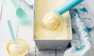Krämig vaniljglass, perfekt för en varm sommardag. Kanske en skopa hallon glass till?