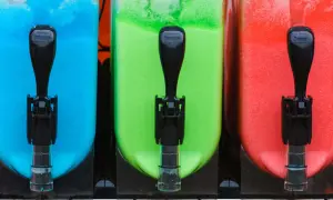 Tre behållare med blå, grön och röd slush. Perfekt för ett somrigt slush recept!