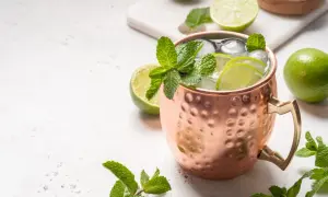 En kopp med is, lime och mynta, perfekt för vodka drinkar.