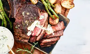 Perfekt grillad tomahawk med rostade potatisar och sparris. En festmåltid att grilla!