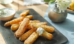 Krispiga stavar av halloumi i airfryer, serverade med en krämig dipp. Perfekt som tilltugg!