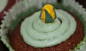 Chokladmuffins med ljusgrön frosting och en gul ros som dekoration. Ett enkelt frosting recept för att lyckas.