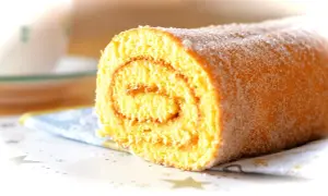 En saftig rulltårta med sockerströssel, perfekt för ett enkelt rulltårta recept.