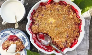 En härlig hallonpaj med krispigt täcke, serverad med vaniljsås. Ett perfekt hallonpaj recept för sommaren.