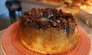 En saftig sockerkaka med en härlig chokladtopping, serverad på en orange tallrik.