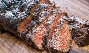 Perfekt grillad flankstek med saftiga, rosa skivor och härliga grillränder. En dröm för alla som älskar att grilla flankstek.