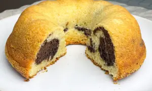 En saftig tigerkaka med chokladmönster, perfekt för fikat. Ett enkelt tigerkaka recept att följa.