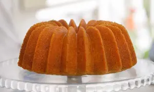 En gyllene, gammaldags sockerkaka med vackra räfflor på ett glasfat. Doftar ljuvligt av hembakat.