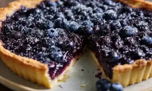 Blåbärspaj med krispigt skal, perfekt för ett somrigt paj recept. Pudrad med florsocker.