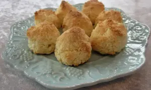 En tallrik med nybakade kokostoppar, perfekta för ett enkelt kokostoppar recept.