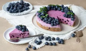 En ljuvlig blåbärscheesecake, perfekt för att baka snabbt fika. Garnerad med färska blåbär och mynta.
