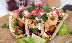 Tre läckra fish tacos med avokado, mango och en krämig sås. Perfekt för ett enkelt fish tacos recept.