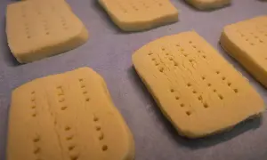 Färdiga att gräddas: rektangulära bitar av deg för shortbread recept, prickade med en gaffel.