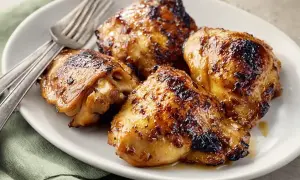 Saftiga, gyllene kycklinglår, perfekt grillade för en härlig måltid.