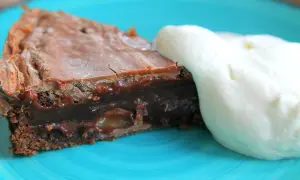 En bit kladdkaka med chokladglasyr och en klick vispgrädde. Perfekt för kladdkakans dag och andra dagar.