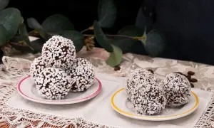 Chokladbollar recept: Mjuka, rullade i kokos och pärlsocker, redo att avnjutas.