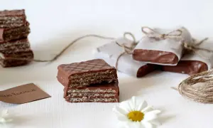 Chokladöverdragna mariekex, perfekt för ett enkelt mariekex recept. Vissa är inslagna i papper med snöre.