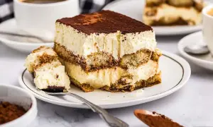 En bit krämig tiramisu med kaffe och kakao. Perfekt för ett enkelt tiramisu recept.