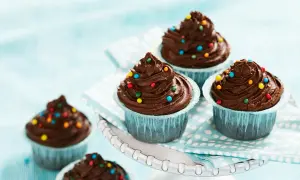 Färgglada choklad cupcakes med chokladfrosting och strössel. Perfekta för kalas eller fika.
