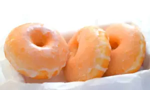 Tre glaserade munkar, perfekta för ett donuts recept.