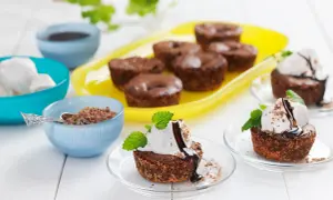 Kladdkakemuffins recept: Mjuka chokladmuffins med glass, chokladsås och mynta. Perfekt för fikat!