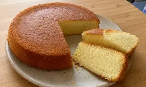 En gyllene sockerfri kaka med två skivor upplagda på en tallrik. Perfekt för en hälsosam fika.