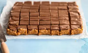 Chokladöverdragna bitar med krispigt innehåll, redo att avnjutas. Ett perfekt snickerskaka recept för fikat.