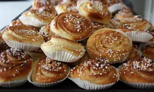 En hög med nybakade bullar med mandelmassa, toppade med pärlsocker. Perfekt för fikat!