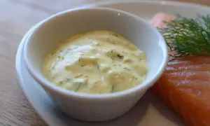 Krämig hjortronsås till lax, med dill och senapsfrön. En perfekt kombination för en lyxig måltid.
