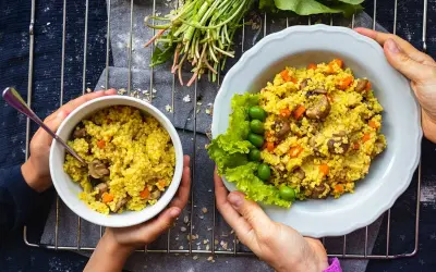 Två skålar med bulgur, morötter och svamp. Ett enkelt bulgur recept för en hälsosam måltid.
