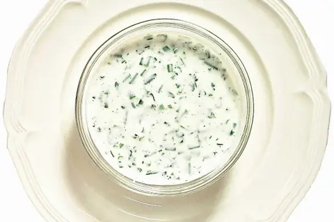 Kall sås till grillat, en krämig crème fraiche-baserad dressing med färska örter. Perfekt till sommarens alla grillkvällar.