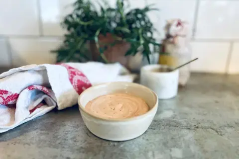En skål med krämig Rhode Island dressing. Perfekt för salladen, som dipp eller som tillbehör till din favoritmat. Ett enkelt recept att prova!