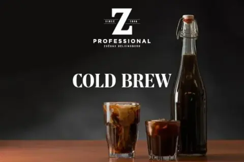 En flaska och två glas med iskaffe. Perfekt för ditt cold brew recept en varm sommardag.