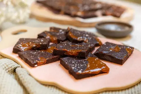 Kladdkaka i långpanna, skuren i bitar med härlig kolasås och flingsalt. Perfekt för fikat!