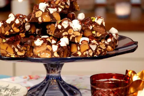 En hög med chokladbitar med nötter, karamell och marshmallows. En härlig rocky road-frestelse.