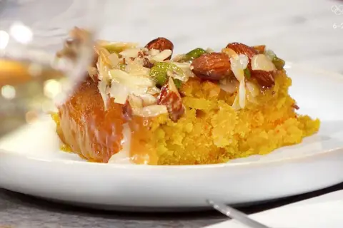En saftig toscakaka med mandelmassa, toppad med nötter och kokosflingor. En härlig dessert som passar perfekt till fikat.