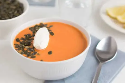 Krämig linssoppa med pumpafrön och en klick gräddfil. Ett enkelt och gott linssoppa recept.