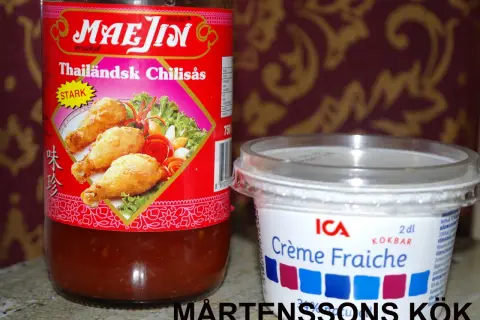 En flaska Mae Jin Thailändsk Chilisås och en burk ICA Crème Fraiche. Perfekt för en het och krämig smakupplevelse.