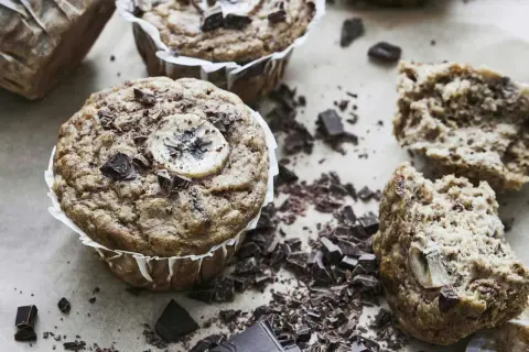Saftiga bananmuffins med chokladbitar, perfekta för glutenfria kakor recept.
